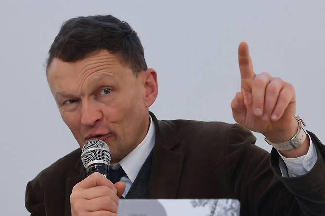 공쿠르상 홍보작가로 처음 한국을 찾은 탐험가이자 작가인 실뱅 테송은 인공지능(AI) 시대일수록 “여행을 통해 현실에 단단히 발을 딛는 게 중요하다”고 강조했다. 뉴시스