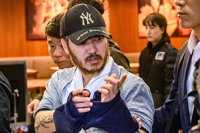 필리핀에서 이른바 ‘전세계’라는 활동명으로 마약을 유통했던 박왕열 씨가 25일 인천국제공항 제2터미널을 통해 송환되고 있다. 사진공동취재