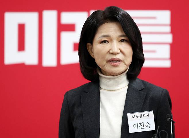 6·3 지방선거 대구시장 공천 후보로 나선 이진숙 전 방송통신위원장이 지난 10일 서울 영등포구 여의도 국민의힘 당사에서 열린 6·3 지방선거 광역단체장 및 중앙당 관할 기초단체장 후보자 면접을 마친 뒤 취재진 질문에 답변하고 있다. 2026.3.10 뉴스1