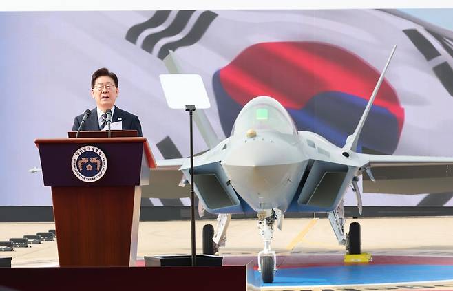 이재명 대통령이 25일 오후 경남 사천시 KAI(한국항공우주)에서 열린 KF-21 양산 1호기 출고식에서 격려사를 하고 있다. 사천=청와대사진기자단