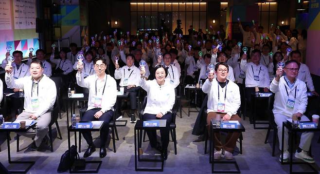 한성숙(가운데) 중소벤처기업부 장관이 25일 오후 서울 서초구 드림플러스 강남에서 열린 모두의 창업 발대식에서 참석자들과 기념촬영을 하고 있다. 2026.03.25. 20 서울=뉴시스