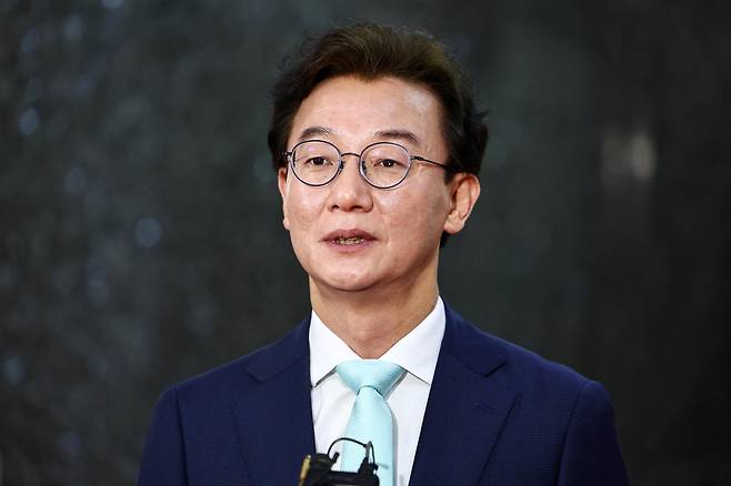 전재수 더불어민주당 부산시장 예비후보가 24일 오전 서울 여의도 국회에서 열린 부산 현안 관련 간담회를 마치고 취재진 질문에 답하고 있다. 2026.03.24. 뉴시스