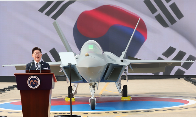 이재명 대통령이 25일 오후 경남 사천시 KAI(한국항공우주)에서 열린 KF-21 양산 1호기 출고식에서 격려사를 하고 있다. 20260324 청와대사진기자단