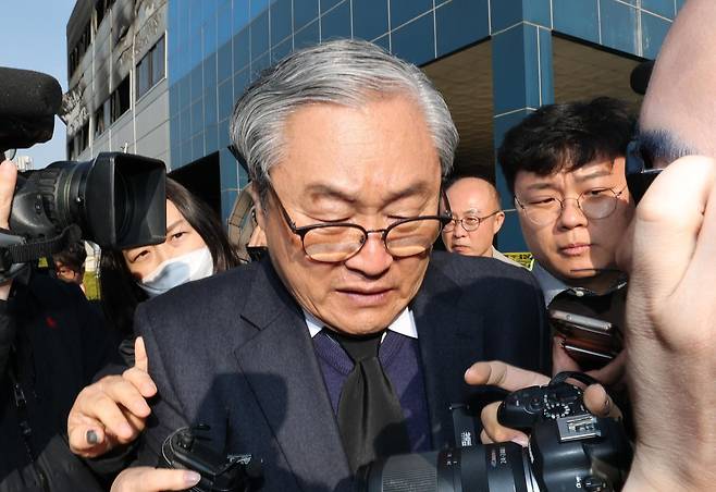 손주환 안전공업 대표가 23일 경찰·대전노동청 관계자들이 화재로 74명의 인명피해가 발생한 대전 대덕구 안전공업에 대해 압수수색을 진행하는 안전공업 사무실을 나서고 있다. 2026.3.23/뉴스1