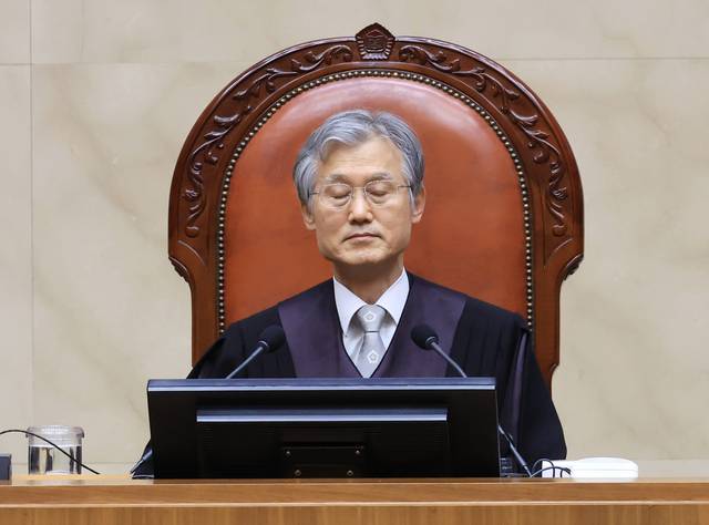 조희대 대법원장이 19일 서울 서초구 대법원에서 열린 전원합의체 선고에 참석해 잠시 눈을 감고 있다. [연합뉴스]