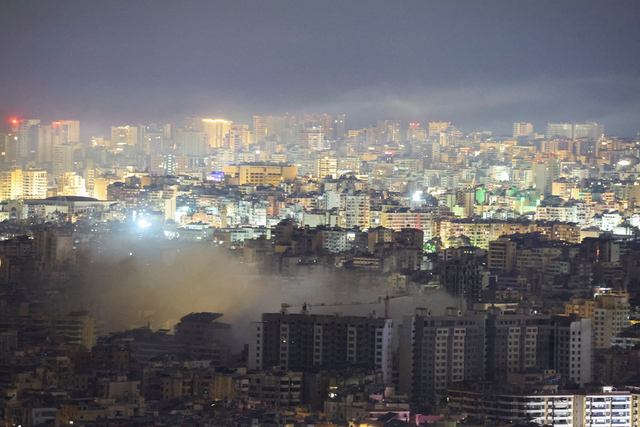 이스라엘과 헤즈볼라(레바논에서 활동하는 이슬람 무장단체) 간의 적대 행위가 격화되고 미국·이스라엘과 이란 간의 분쟁이 계속되는 가운데, 25일(현지시간) 레바논 베이루트 남부 교외에서 이스라엘의 공습 이후 연기가 피어오르고 있다.[로이터 연합뉴스 사진]