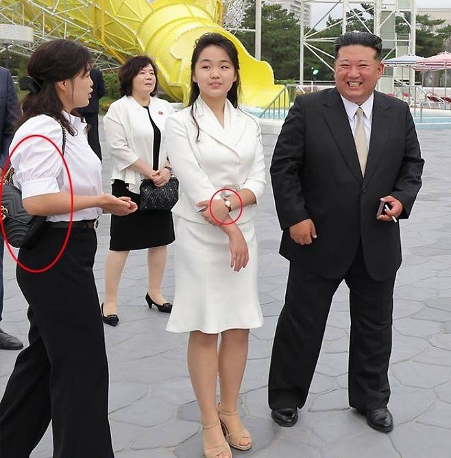 조선중앙통신은 26일 김정은 북한 국무위원장이 지난 24일 아내 리설주(왼쪽), 딸 주애(가운데)와 함께 강원도 원산갈마해안관광지구 준공식에 참석했다고 전했다. 리설주의 공개 행보는 지난해 1월 1일 신년 경축 대공연 관람 이후 1년 6개월 만으로, 블라우스와 바지 정장 차림에 명품 브랜드 구찌로 추정되는 검은색 핸드백을 어깨에 멘 모습이 포착됐다. 주애는 왼쪽 손목에 명품 까르띠에 제품으로 추정되는 시계를 차고 있다. 평양 조선중앙통신 연합뉴스