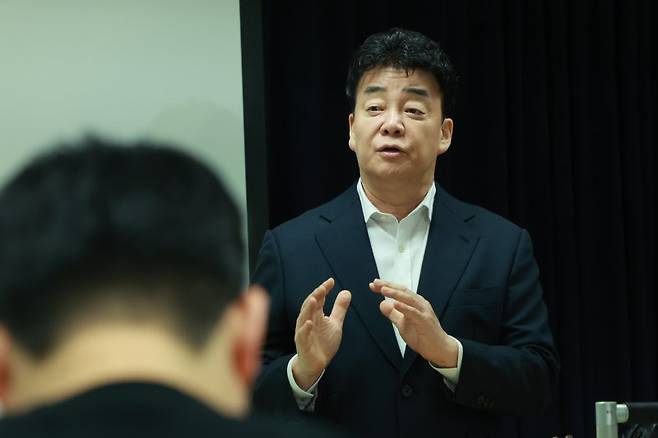 백종원 더본코리아 대표가 28일 서울 서초구 스페이스쉐어 강남역센터에서 열린 정기 주주총회에서 발언을 하고 있다. /사진=뉴스1