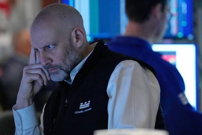 뉴욕 증시가 24일(현지시간) 유가 급등 속에 하루 만에 약세로 방향을 틀었다. AP 연합