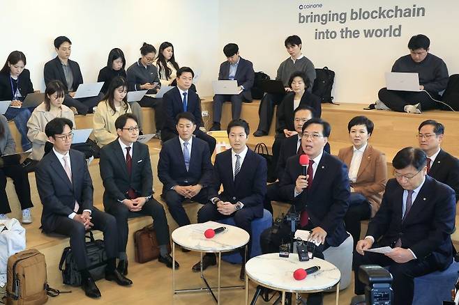 송언석 국민의힘 원내대표가 25일 오전 서울시 영등포구 여의대로 디지털자산거래소 코인원에서 열린 디지털자산 과세제도 개선 관련 현장 간담회에서 인사말을 하고 있다. 뉴스1