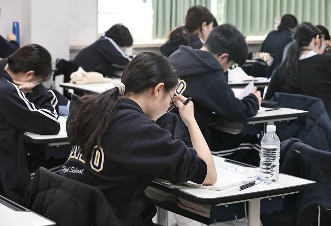 올해 첫 전국 단위 모의고사인 2027학년도 3월 전국연합학력평가가 치러진 24일 오전 서울 서초구 반포고등학교 3학년 학생들이 시험을 준비하고 있다. 2026.3.24 ⓒ 뉴스1 사진공동취재단 /사진=뉴스1