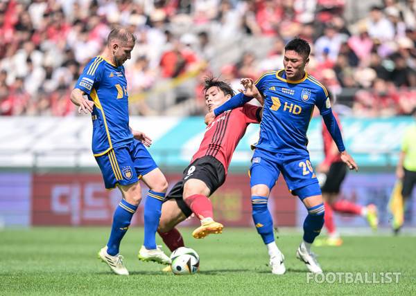 보야니치(왼쪽), 황석호(오른쪽, 울산HD), 김신진(가운데, FC서울). 서형권 기자