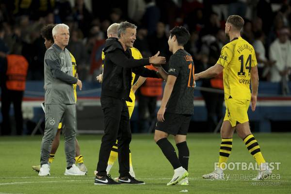 루이스 엔리케 감독(가운데 왼쪽), 이강인(가운데 오른쪽, 이상 파리생제르맹). 게티이미지코리아