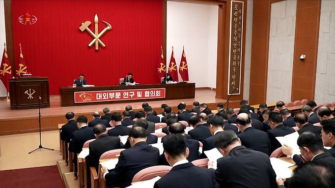 지난달 하순 열린 조선노동당 9차 대회 기간에 열린 ‘대외 부문 연구협의회’ 주석단에 장금철 옛 통일전선부장(사진 왼쪽부터 순서대로), 김성남 노동당 중앙위 국제 담당 비서 겸 부장, 최선희 외무상이 앉아 있다. 조선중앙통신 연합뉴스