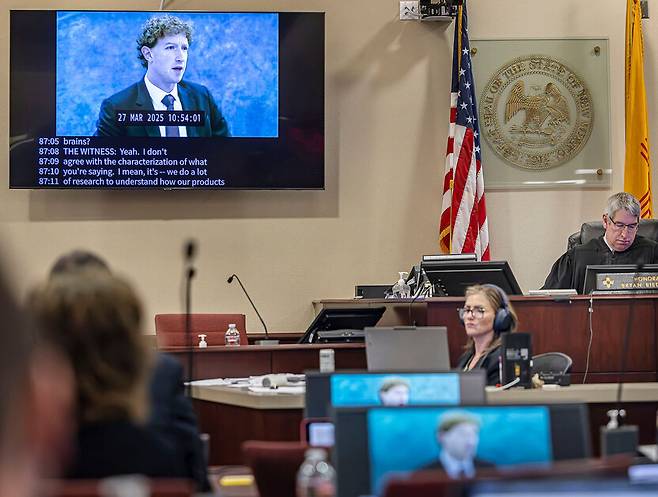 지난 4일, 뉴멕시코주 산타페에 있는 뉴멕시코주 법원에서 마크 저커버그 메타 최고경영자의 증언 녹화본이 배심원들에게 상영되고 있다. AP연합뉴스