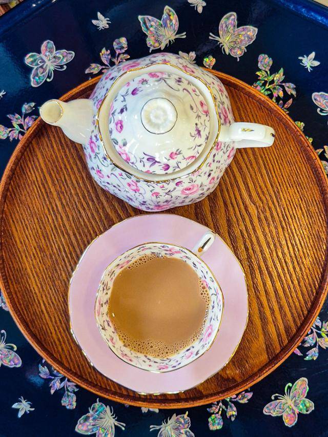 루치아의 뜰 시그니처 메뉴 중 하나인 밀크티. 자개소반 위에 놓인 유럽 다기의 조화가 아름답다.