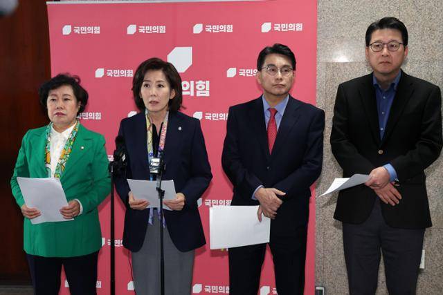나경원 국민의힘 국회 법제사법위원회 간사와 위원들이 25일 서울 여의도 국회에서 민주당의 상임위독식예고 규탄, 법사위원장 야당에 반환촉구 기자회견을 하고 있다. 뉴스1