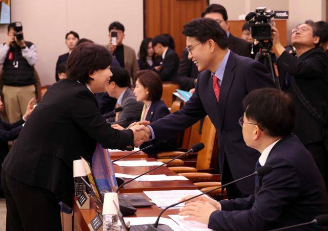 서영교(왼쪽) 국회 국정조사특위 위원장이 25일 국회에서 열린 윤석열 정권 정치검찰 조작기소 의혹 사건 진상규명 국정조사특별위원회에서 윤상현 국민의힘 의원과 악수를 하고 있다. 뉴시스