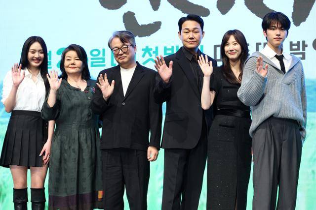 배우 최규리(왼쪽부터), 남권아, 이서환, 박성웅, 이수경, 이진우가 25일 서울 구로구 더세인트에서 열린 KBS2 드라마 '심우면 연리리' 제작발표회에서 포즈를 취하고 있다. 연합뉴스