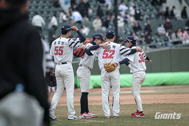 '봄데(봄에만 잘하는 롯데)'는 프로야구를 대표하는 새말이다. 롯데 자이언츠가 봄까지만 좋은 성적을 거두다가, 결국 하위권으로 떨어지는 순위 경쟁 전개를 자주 보여준 탓에 생겨났다. 롯데는 5월까지 3위를 지킨 2025년에도 포스트시즌(PS) 진출에 실패했다.