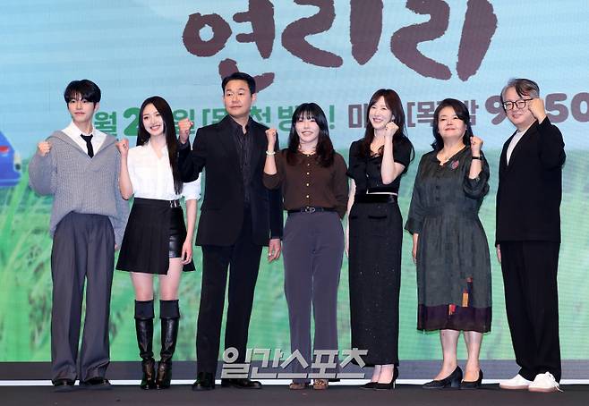 출연진과 최연수 감독이 25일 오후 서울 구로구 더세인트웨딩에서 열린 KBS 2TV 새 미니시리즈 ‘심우면 연리리’ 제작발표회에서 포토타임동안 단체로 포즈를 취하고 있다. 26일 첫 방송되는 '심우면 연리리'는 ‘연리리’로 갑작스럽게 이주하게 된 도시 가족 성태훈가(家)가 서울 복귀를 위해 고군분투하는 과정을 그린 좌충우돌 가족 힐링 드라마이다. 김민규 기자 mgkim1@edaily.co.kr /2025.03.25/