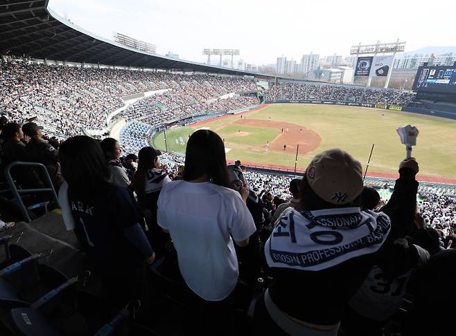 <yonhap photo-4069=""> 시범경기에도 이렇게 많은 관중이 (서울=연합뉴스) 서명곤 기자 = 프로야구 정규리그 개막을 엿새 앞둔 22일 서울 송파구 잠실구장에서 열린 두산 베어스와 KIA 타이거즈의 시범경기에서 관중들이 응원을 하고 있다. 2026.3.22 seephoto@yna.co.kr/2026-03-22 14:40:08/ <저작권자 ⓒ 1980~2026 ㈜연합뉴스. 무단 전재 재배포 금지, AI 학습 및 활용 금지></yonhap>