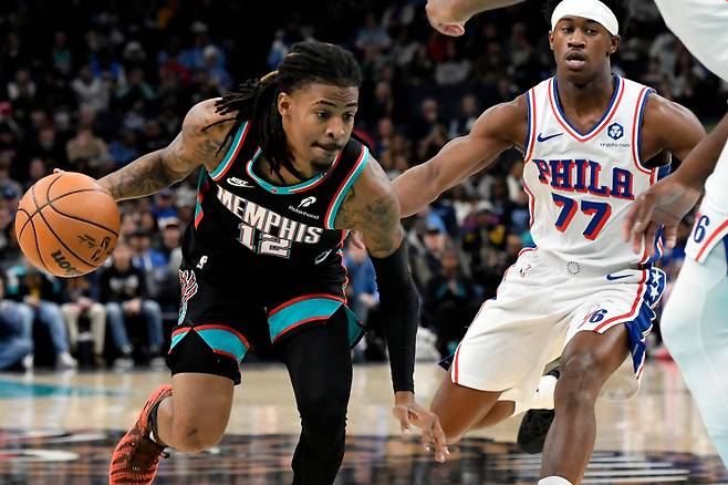 <yonhap photo-1249=""> Memphis Grizzlies guard Ja Morant (12) handles the ball ahead of Philadelphia 76ers guard VJ Edgecombe (77) in the first half of an NBA basketball game Tuesday, Dec. 30, 2025, in Memphis, Tenn. (AP Photo/Brandon Dill)/2025-12-31 10:48:08/ <저작권자 ⓒ 1980~2025 ㈜연합뉴스. 무단 전재 재배포 금지, AI 학습 및 활용 금지></yonhap>