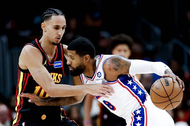 <yonhap photo-5248="">공격을 시도하는 필라델피아의 주포 폴 조지. [EPA=연합뉴스]</yonhap>