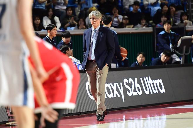 손창환 소노 감독이 25일 잠실학생체육관에서 열린 SK와의 2025~26 LG전자 프로농구 정규리그 경기서 코트를 지켜보고 있다. 사진=KBL