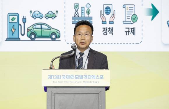 임을출 경남대 극동문제연구소 북한개발국제협력센터장이 25일 제주신화월드에서 열린 '2027 평양 국제 전기차 엑스포 추진을 위한 라운드테이블'에서 발표하고 있다. [사진=한국자동차기자협회 제공]