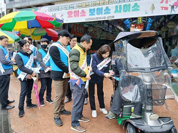 경상남도 함양군 일자리경제과, 함양군 소상공인연합회 회원 등 60여 명이 지난 18일 동문사거리 일원에서 제로페이 활성화 캠페인을 벌이고 있다. [사진=경상남도 함양군]