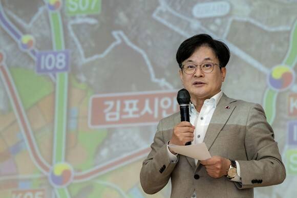 김병수 시장이 24일 김포시청 제3별관 대강당에서 서울 지하철 5호선 김포·검단 연장 사업 예타 통과 시민설명회를 갖고 있다. [사진=김포시]