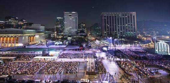 광화문 광장에 운집한 전 세계 방탄소년단 팬들 / 출처=연합뉴스