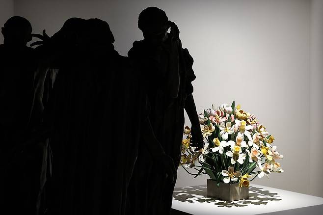 티노 세갈이 나란히 대비되게 배치한 오귀스트 로댕과 제프 쿤스의 조각 작품. [사진 삼성문화재단]