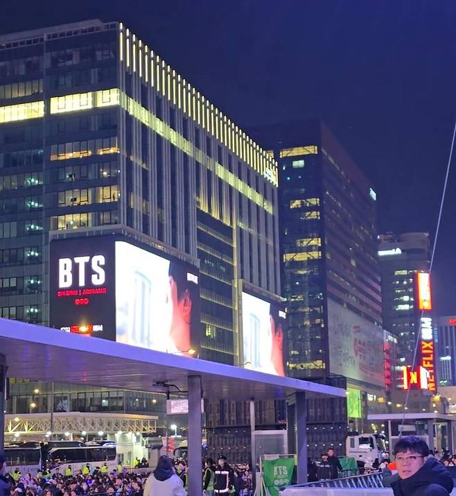 광화문 앞 무대에서 눈을 돌려 뒤를 보면 전광판 불빛이 흘러내리는 도심이 떡 하니 서 있는 비현실적인 광경이 펼쳐진다. 서울만의 정체성을 보여주는 장소다. 안혜리 기자