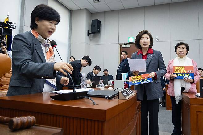 지난 20일 서울 여의도 국회에서 열린 윤석열 정권 정치검찰 조작기소 의혹 사건 진상규명 국정조사특별위원회 제1차 전체회의에서 서영교 위원장에게 나경원 의원이 현재 특위 구성에 반대하는 의견을 밝히고 있다. 뉴스1