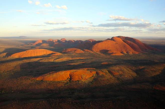 헬기에서 내려다본 카타추타. 울루루와 짝을 이루는 명소이자 성지다. 돌 한 개로 이루어진 울루루와 달리 카타추타는 36개 암봉의 돌무더기다. 멀리 울루루가 내다보인다. 손민호 기자