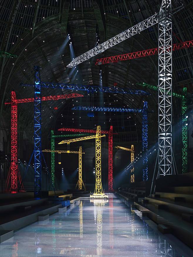 디자이너 마티유 블라지는 높게 솟은 대형 크레인 모형을 무대장치로 연출해, 샤넬의 세계를 새로 '건설'한다는 메시지를 전했다. 사진 샤넬