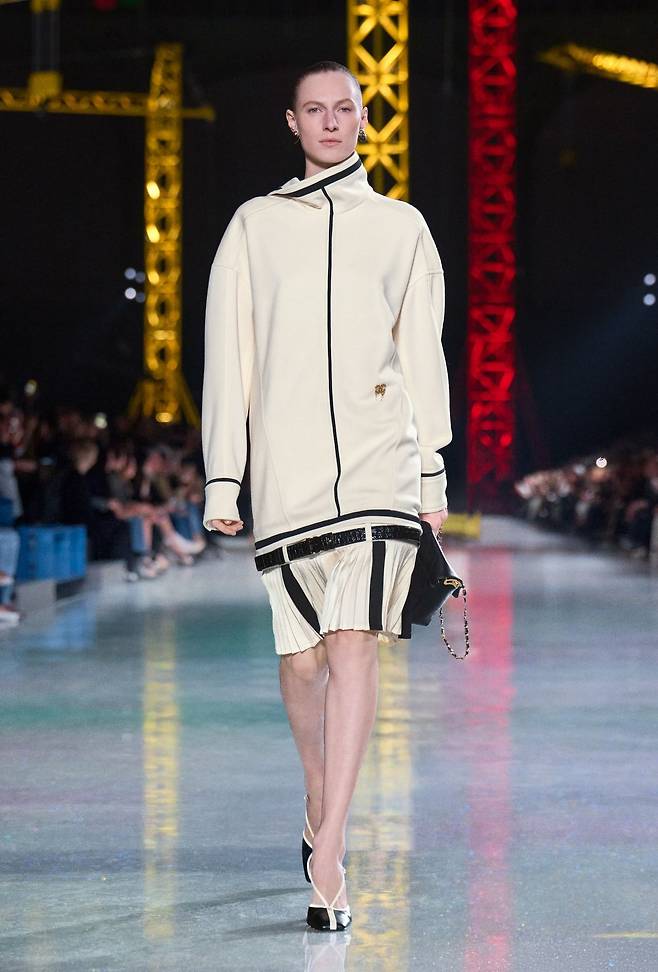 엉덩이 선까지 내려온 로우 웨이스트 라인에 벨트를 달아 실루엣을 강조했다. 사진 샤넬