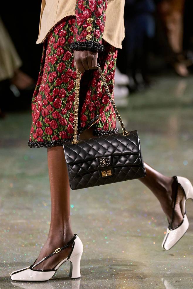 샤넬 클랙식 백과 2.55 백의 플랩을 동시에 부탁한 핸드백이 등장했다.