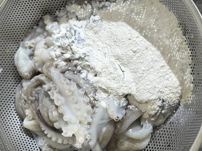 주꾸미는 밀가루로 비벼 씻는 것을 추천한다. 사진 이정웅