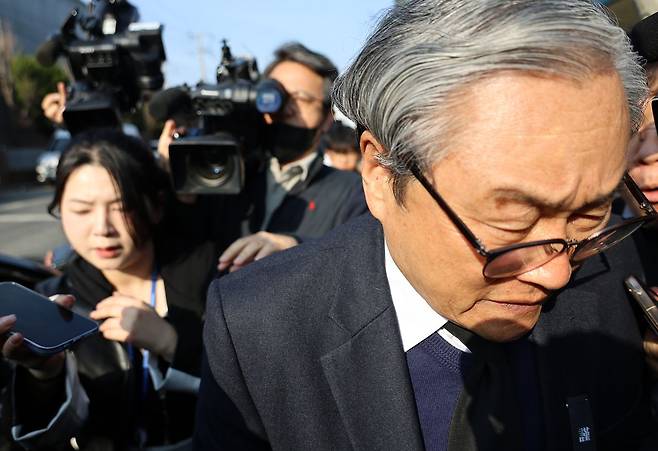 대형 화재로 74명의 사상자가 발생한 대전 안전공업의 손주환 대표이사가 23일 오후 합동 감식과 압수수색이 진행 중인 안전공업 본사를 떠나고 있다. 연합뉴스