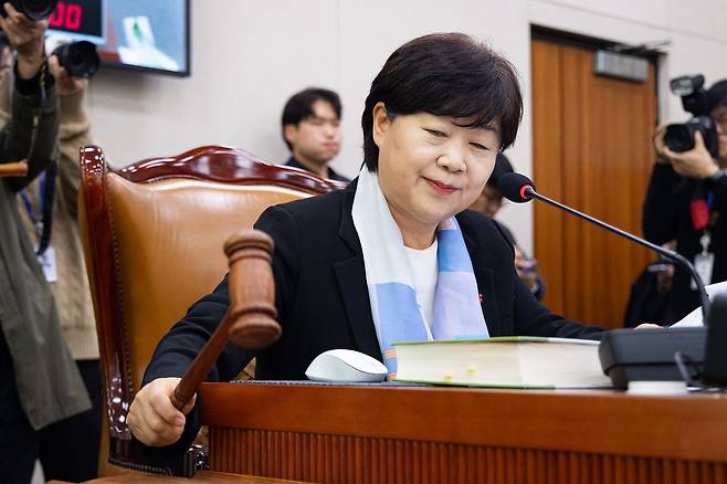 서영교 위원장이 25일 서울 여의도 국회에서 열린 제433회 국회(임시회) 윤석열 정권 정치검찰 조작기소 의혹 사건 진상규명 국정조사특별위원회 제2차 전체회의에서 의사봉을 두드리고 있다. 뉴스1