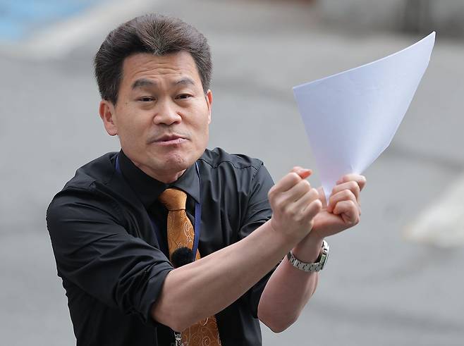 전 한국사 강사 전한길씨가 2월 27일 동작구 서울경찰청 형사기동대에 피의자 신분으로 조사를 받기 위해 들어가며 발언하고 있다. 전 씨는 개혁신당 이준석 대표가 2024년 총선에서 부정선거로 당선됐다고 주장했다가 지난달 이 대표로부터 허위사실 유포에 따른 명예훼손 혐의로 피소된 바 있다. 연합뉴스