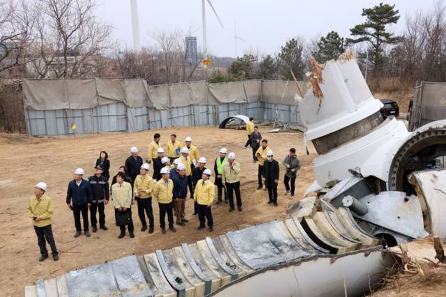 ▲ 김성환 기후에너지환경부 장관이 25일 경북 영덕군 영덕읍 영덕풍력발전단지 내 풍력발전기 타워구조물(기둥) 꺾임 사고 현장을 찾아 둘러보고 있다. 연합뉴스