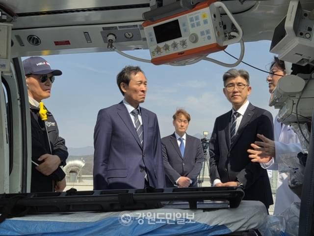 ▲ 25일 원주·횡성 정책투어 일정으로 연세대 원주세브란스기독병원을 찾은 우상호 강원도지사 예비후보가 의료진으로부터 닥터헬기에 대한 설명을 듣고 있다. 권혜민 기자