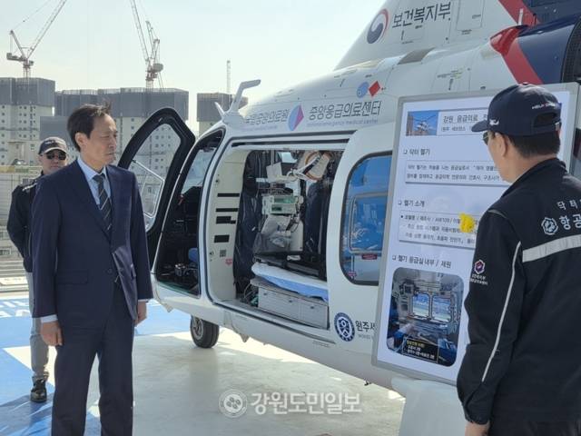 ▲ 25일 원주·횡성 정책투어 일정으로 연세대 원주세브란스기독병원을 찾은 우상호 강원도지사 예비후보가 닥터헬기에 대한 설명을 듣고 있다. 권혜민 기자