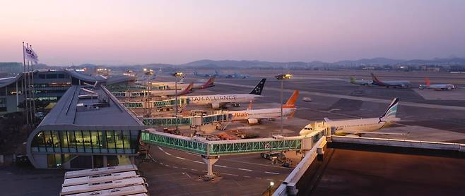 김포공항 계류장과 여객터미널 전경. 사진=한국공항공사