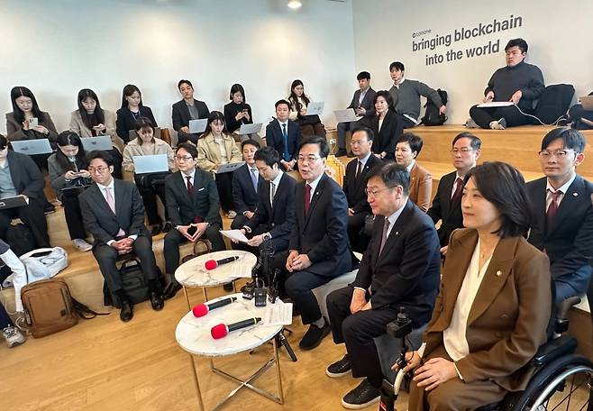 송언석 국민의힘 원내대표가 25일 서울 여의도 파크원타워 코인원 본사에서 열린 '디지털자산 과세제도 개선 관련 현장 간담회'에서 발언하고 있다. 사진=황두현 블루밍비트 기자