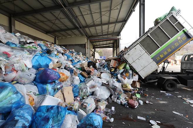 서울 도봉구 재활용 선별장에 쓰레기 더미가 쌓여있다. 사진=연합뉴스